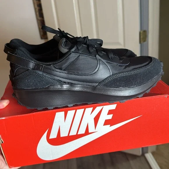 Woman’s Nike waffle debut - Picture 5 of 8